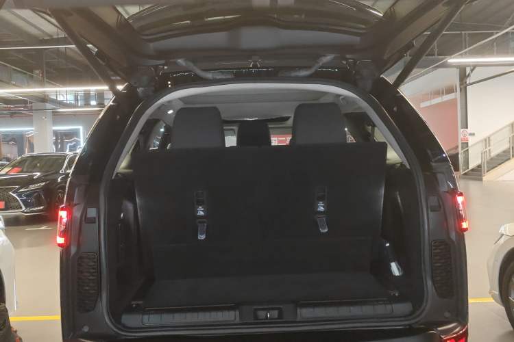 Used Land Rover Discovery 2020 3.0 SC V6 SE Trunk