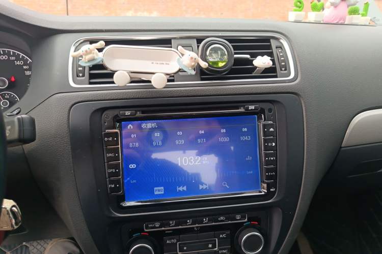 Used Volkswagen Sagitar 2012 1.4TSI Automatic Luxury Edition Audio And AC Panel