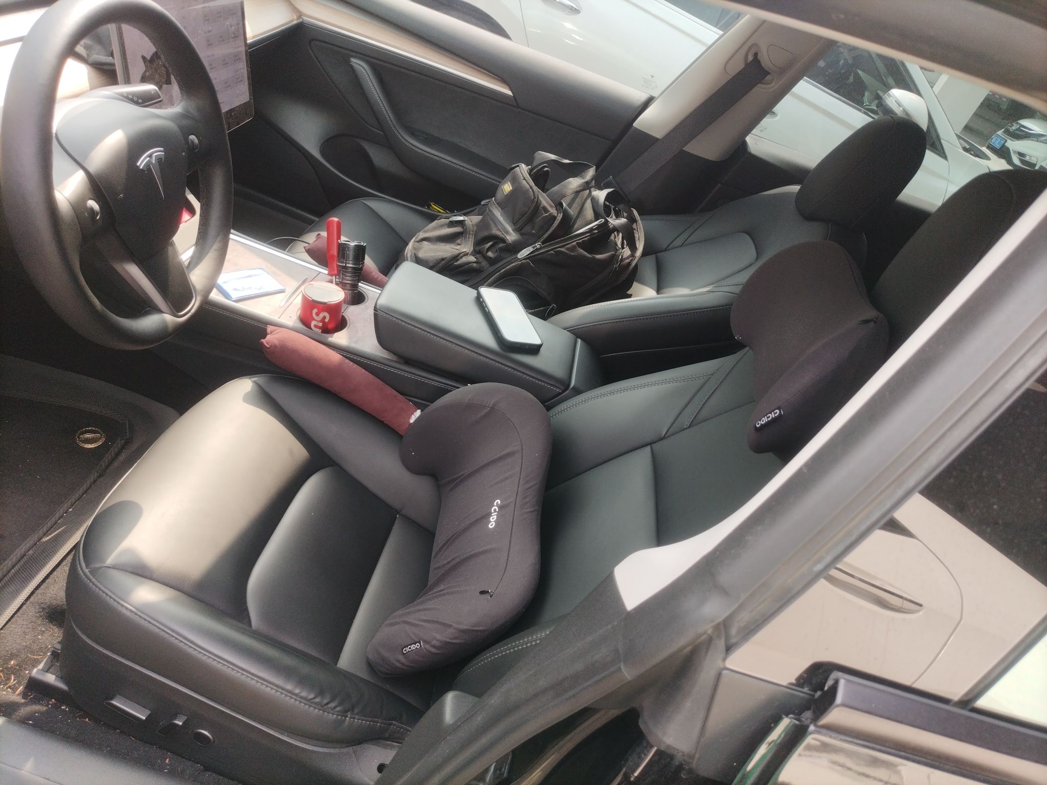 المقاعد الأمامية داخل السيارة