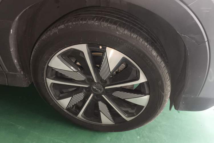 Used BYD Song PLUS New Energy 2025 EV 520km Luxury Version Right Front Wheel Hub
