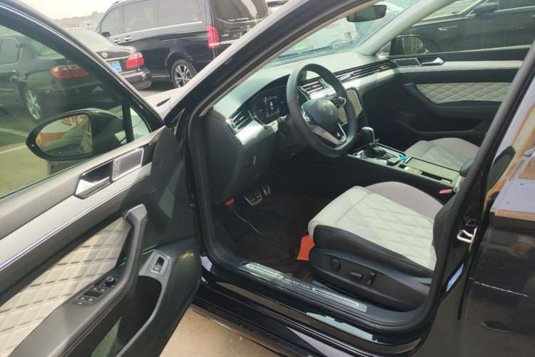 Used Volkswagen Magotan 2025 Zhongxiang Version 330TSI DSG Luxury Edition