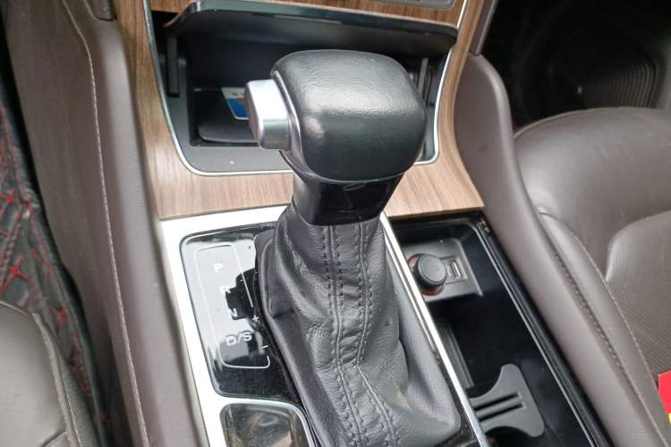 Used Roewe RX8 2018 30T Smart Connectivity Two-Wheel Drive Flagship Edition