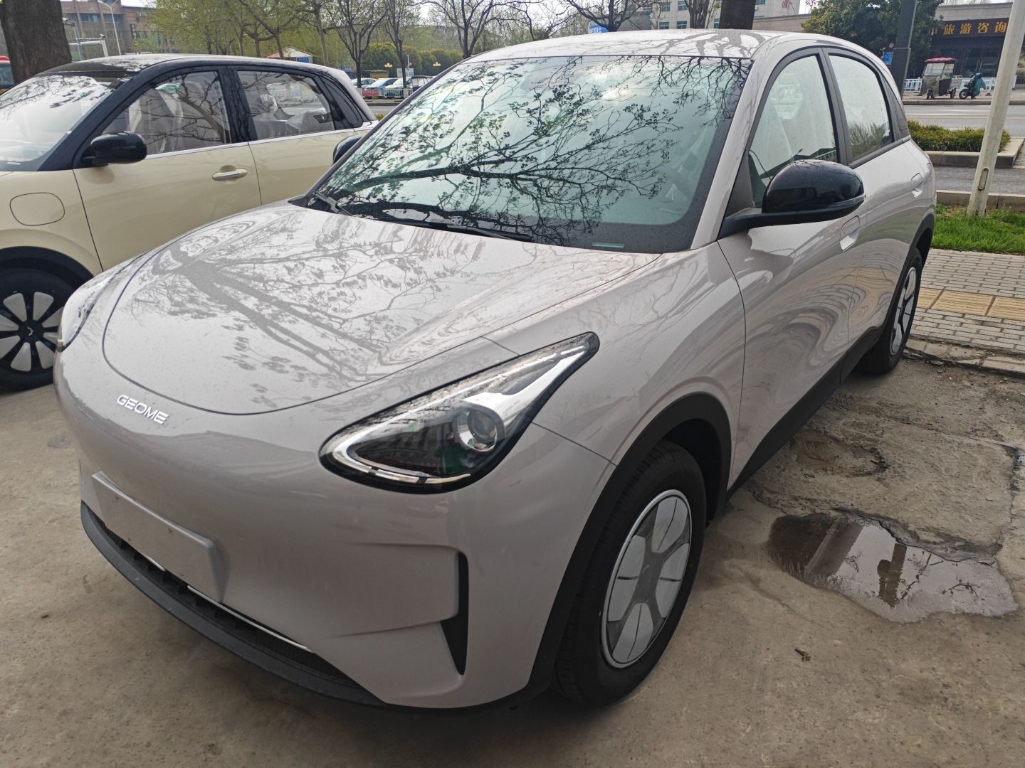 Под передней частью автомобиля