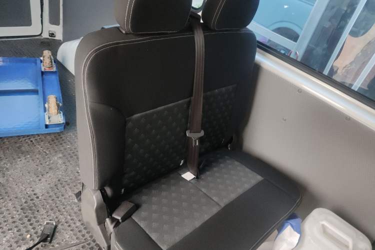 Used SAIC MAXUS Xintu V80 2023 2.0T AMT Classic Aoyuntong Power Version Long Wheelbase Mid-Roof Design 6/7/8/9-Seater