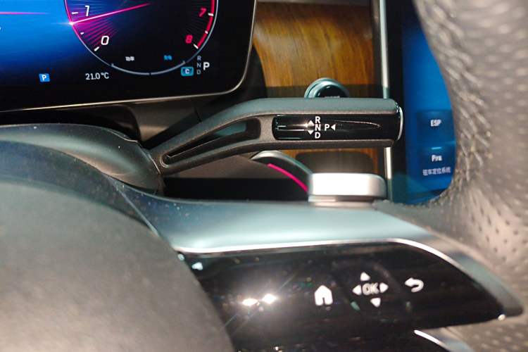 Used Mercedes-Benz GLC 2023 GLC 300 L 4MATIC Dynamic 7-Seater Gear Lever