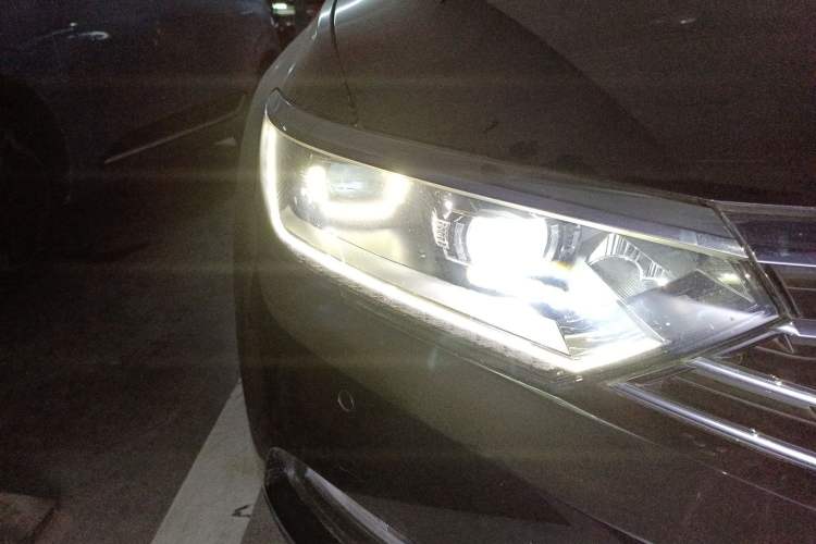 Used Volkswagen Magotan 2017 330TSI DSG Luxury Model Right Front Headlight