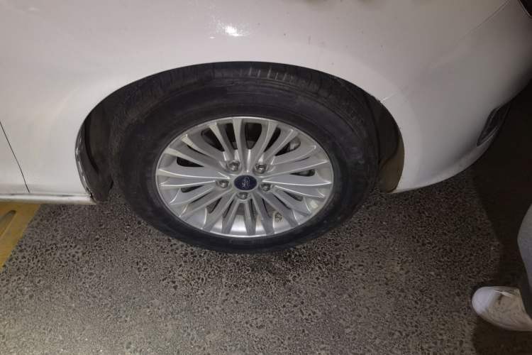 Used Ford Escort 2015 1.5L Automatic Comfort Edition Right Front Wheel Hub