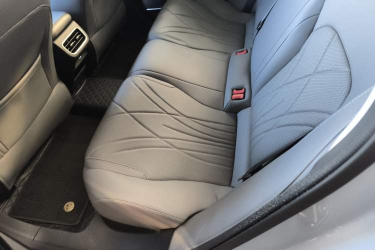 Used Geely Galaxy L6 2025 EM-i 140km Long-Range Version
