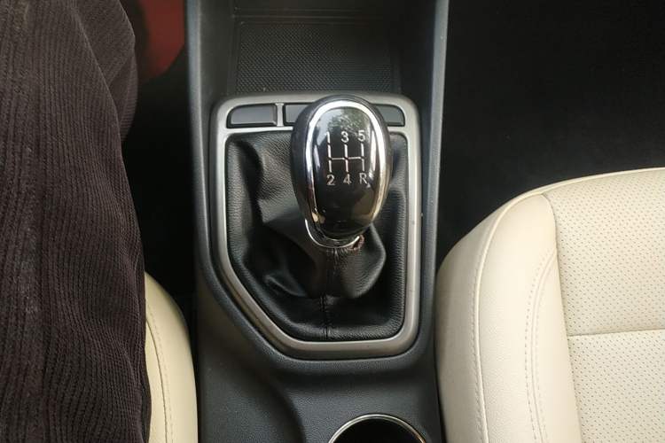 Used CHANGAN Eado 2016 1.6L Manual Fashion Edition Gear Lever