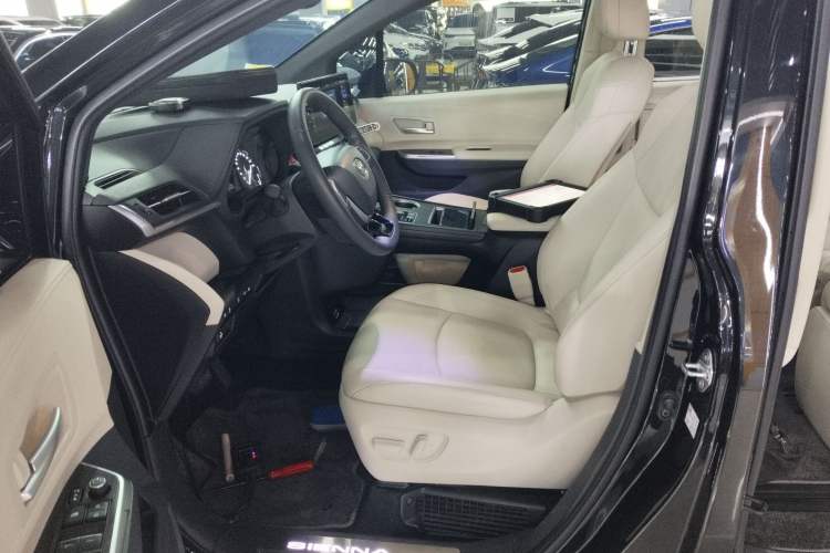 Used Toyota SIENNA 2024 2.5L Hybrid Four-Wheel Drive Prestige Edition