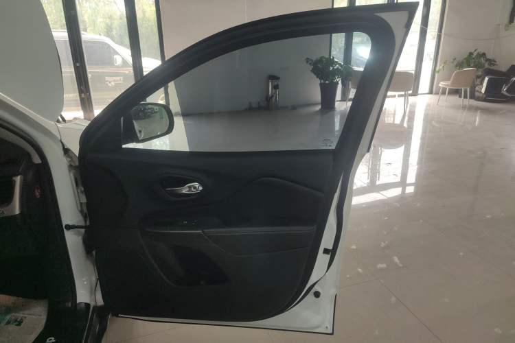 Used Jeep Cherokee 2016 2.4L Leading Smart Version