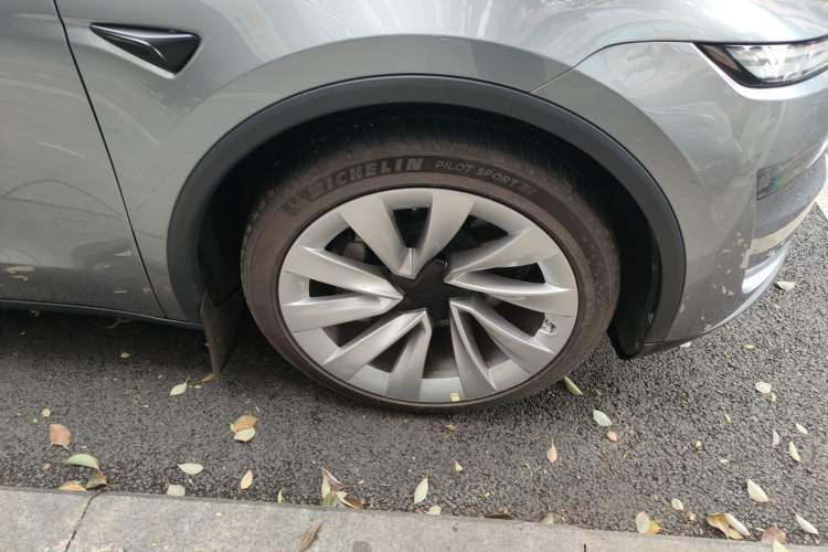 Used Tesla Model Y 2025 Long-Range All-Wheel-Drive Version