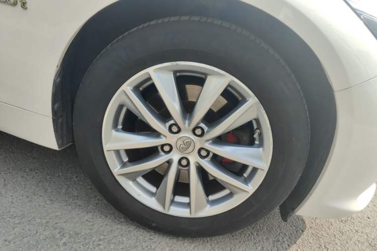 Used Infiniti Q50 2014 2.0T Comfort Edition Right Front Wheel Hub