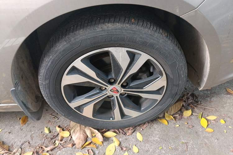 Used Roewe 360 2016 1.5L Manual Smart Screen Version Right Front Wheel Hub