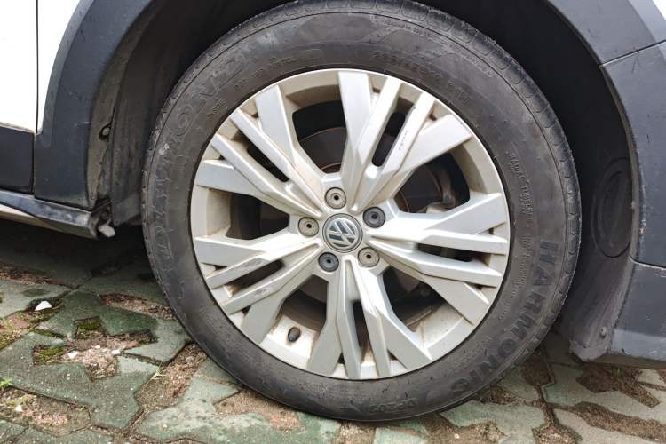 Used Volkswagen C-TREK 2017 1.6L Automatic Comfort Model Right Front Wheel Hub