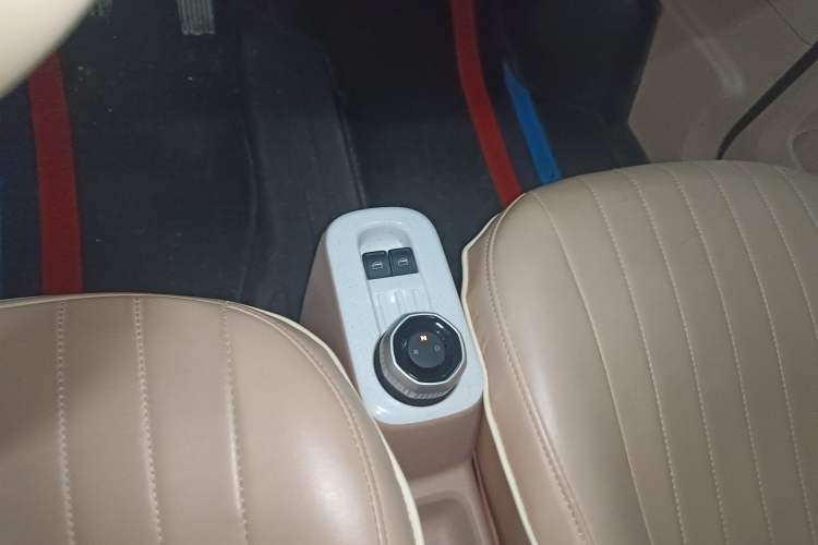 Used Geely Galaxy Panda 2024 Panda Mini 200km Endurance Bear Gear Lever