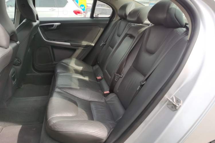 Used Volvo S60 2015 S60L 2.0T Zhiyuan Edition
