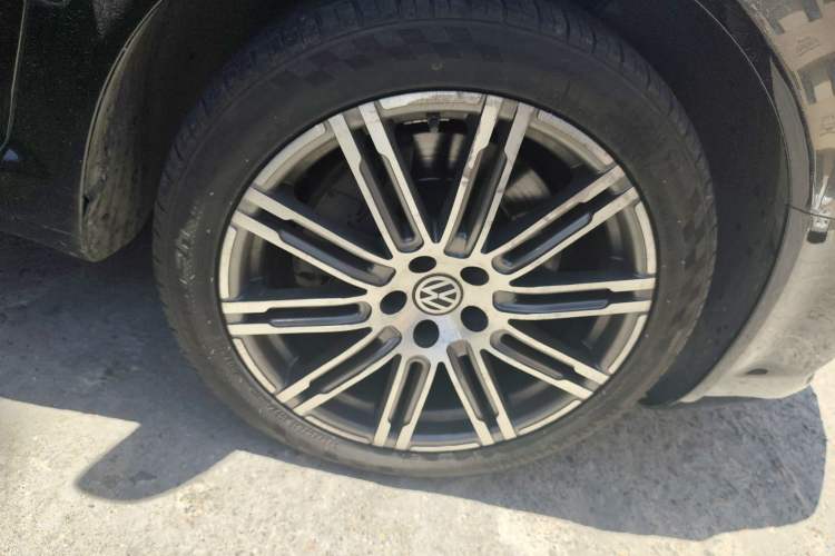 Used Volkswagen Phaeton 2011 3.6L V6 4-Seater Extended-Length Individual Edition Right Front Wheel Hub