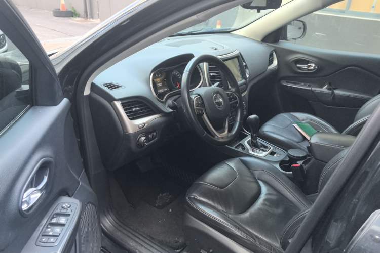 Used Jeep Cherokee 2017 2.0L Superior Edition
