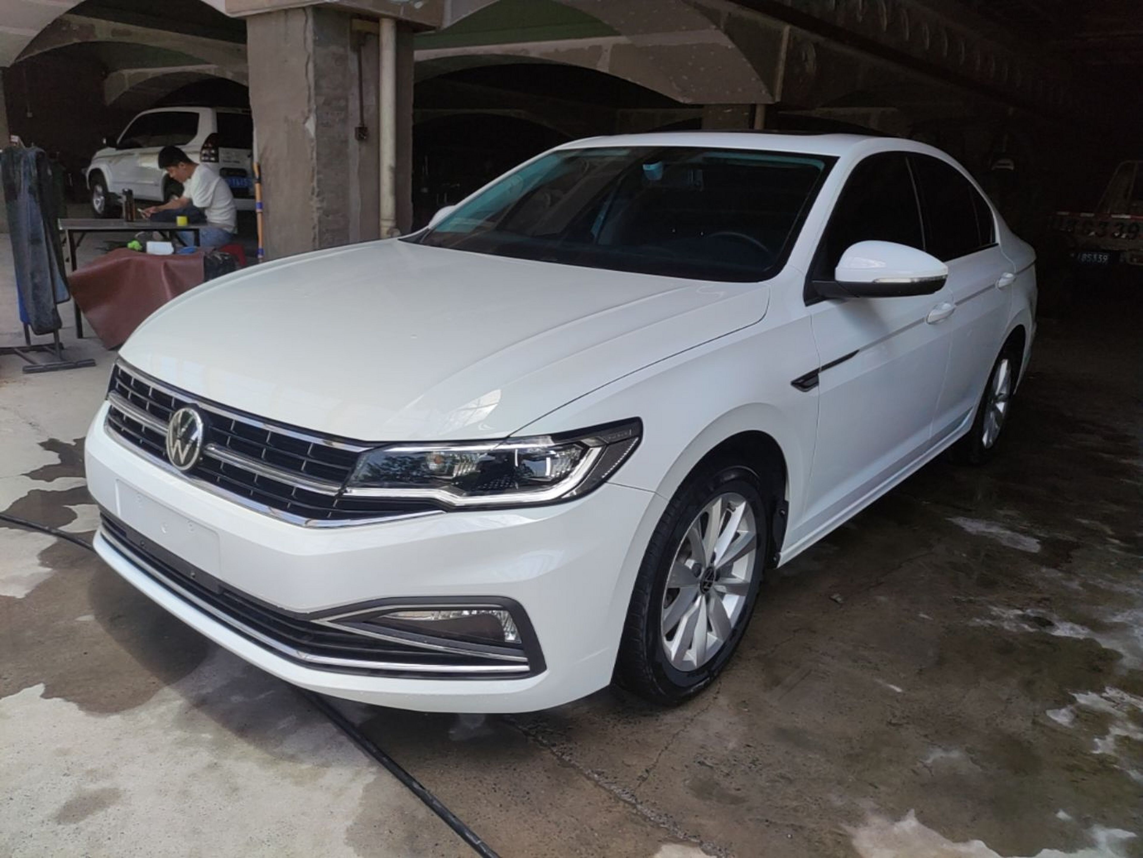 Под передней частью автомобиля
