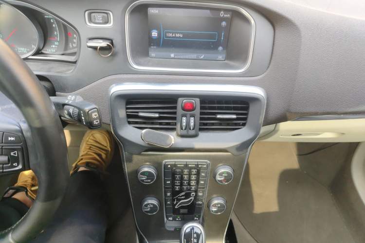 Used Volvo V40 2013 2.0T Zhiyi Edition Audio And AC Panel