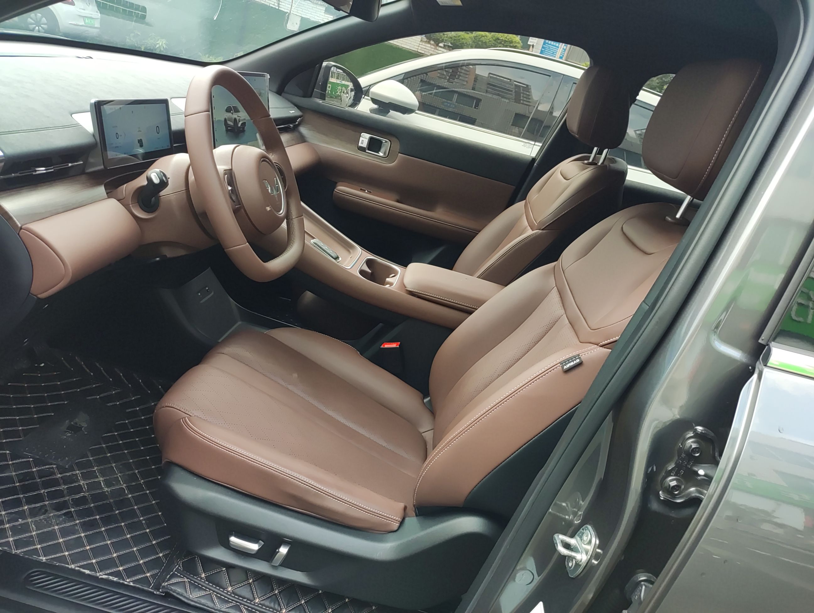 المقاعد الأمامية داخل السيارة