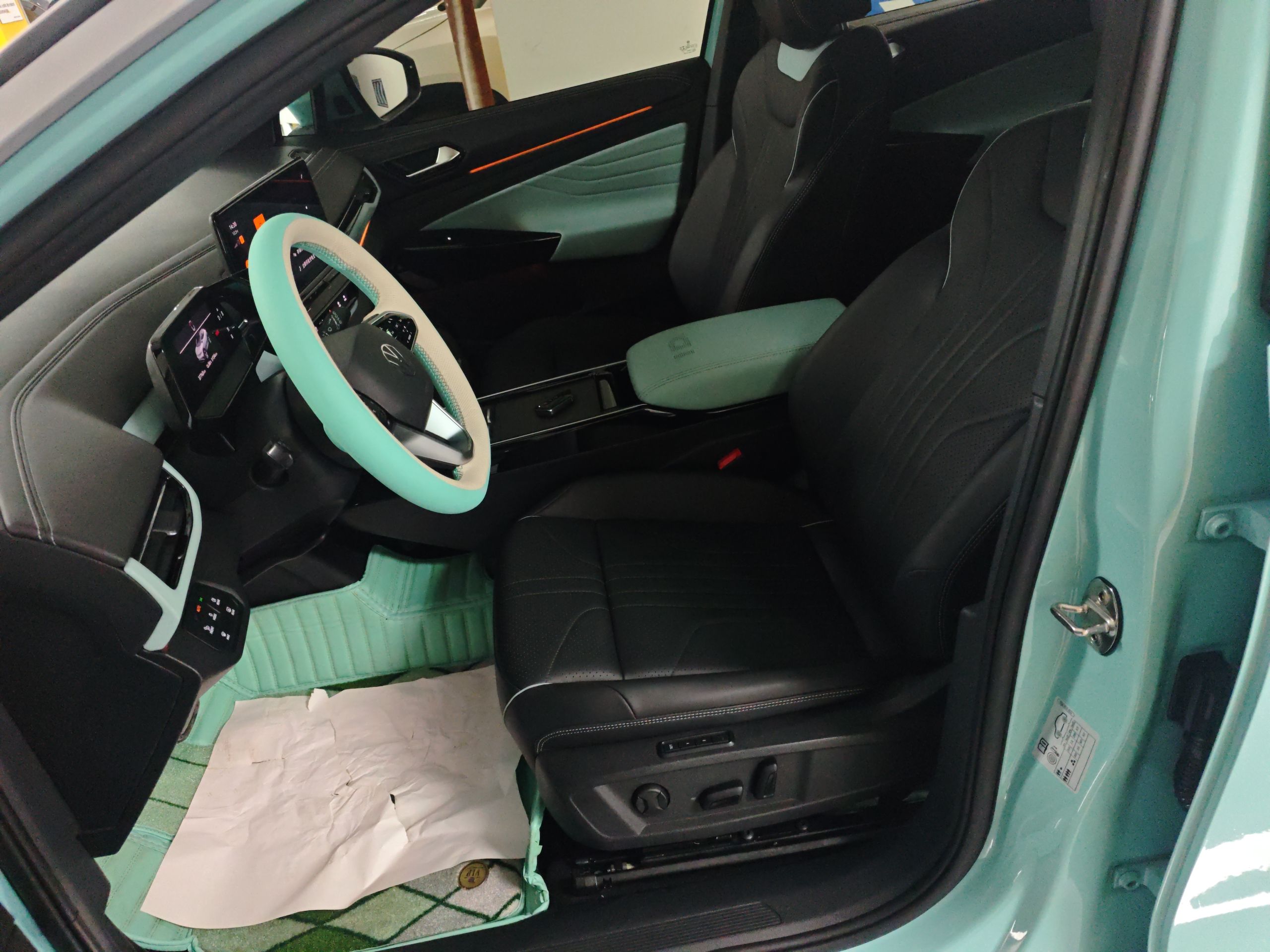 المقاعد الأمامية داخل السيارة