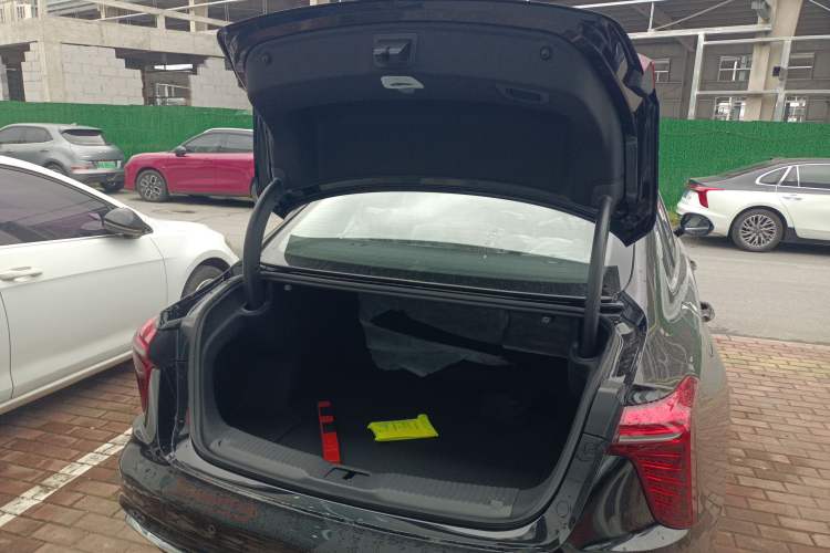 Used Hongqi H5 2025 2.0T Automatic Flag Edition – 500 000 Units Commemorative Version