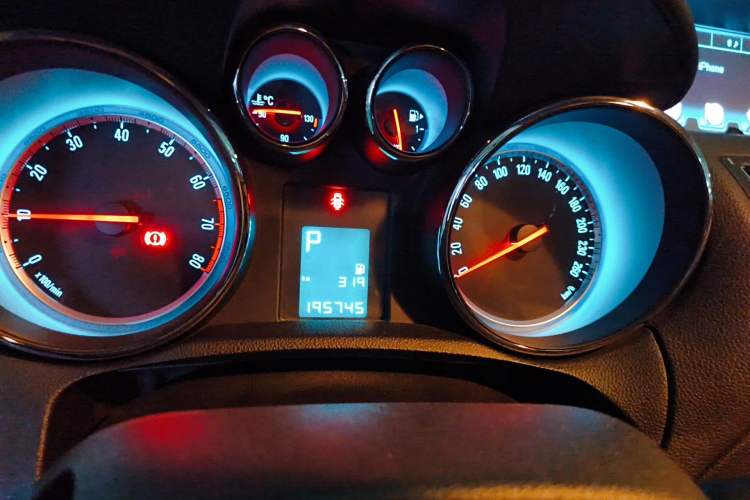 Used Buick Encore 2014 1.4T Automatic Two-Wheel Drive Urban Elite Model Instrument Cluster