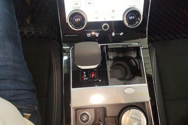 Used Land Rover Range Velar 2022 250 PS Gear Lever