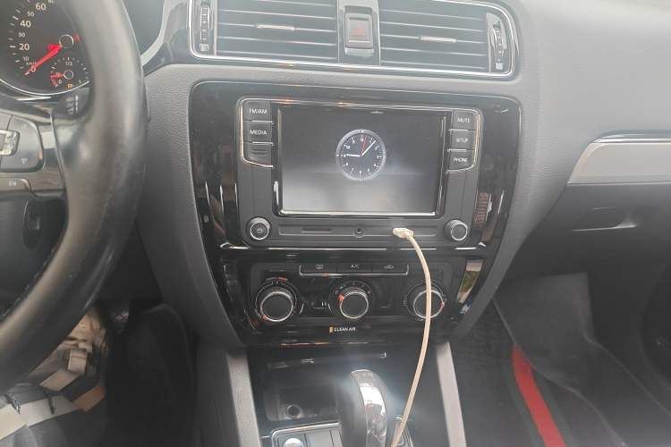 Used Volkswagen Sagitar 2017 230TSI Automatic Comfort Version Audio And AC Panel