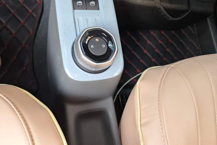 Used Geely Galaxy Panda 2023 Panda Mini 200km Endurance Bear Gear Lever