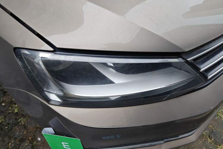 Used Volkswagen Sagitar 2017 180TSI Automatic Luxury Edition Right Front Headlight