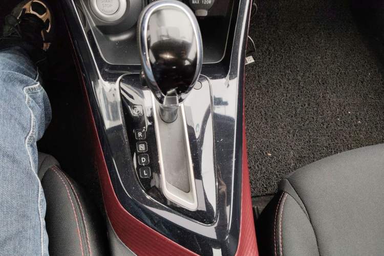Used Nissan Lannia 2016 1.6L CVT Smart Cool Edition Gear Lever