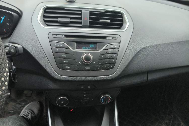 Used Ford Escort 2019 Revised Version 1.5L Manual "Quality Enjoyment" Trim (Tire Pressure Monitoring) China VI Standard Audio And AC Panel