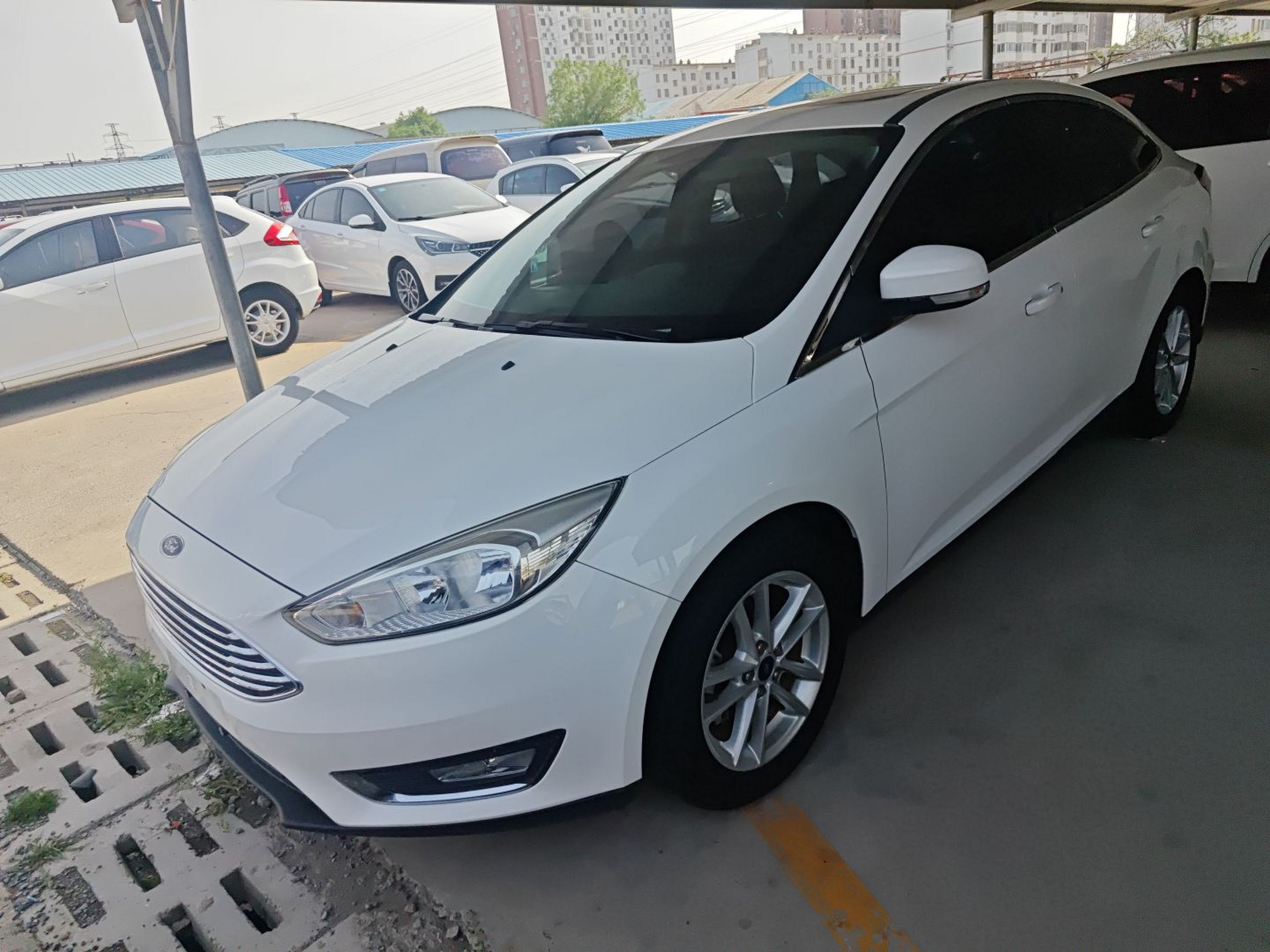 تحت مقدمة السيارة