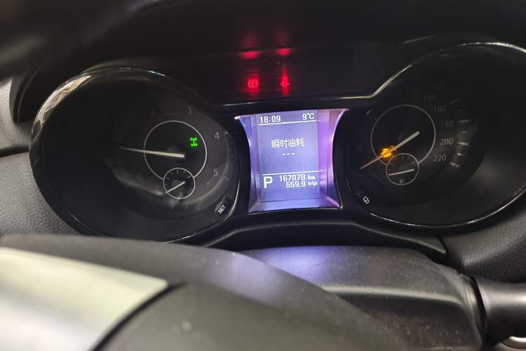 Used JMC Yusheng S350 2014 2.4T Automatic 4x4 Diesel Luxury Version with Sunroof 5 Seats
