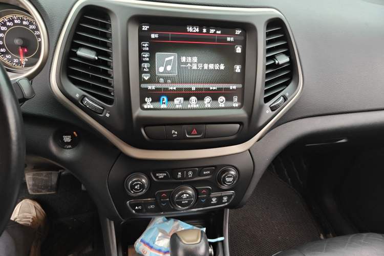 Used Jeep Cherokee 2017 2.0L Superior Edition
