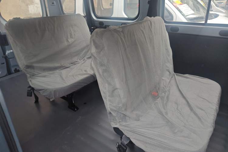 Used Wuling Yangguang 2024 300KM Comfort Version Passenger Van 75kW
