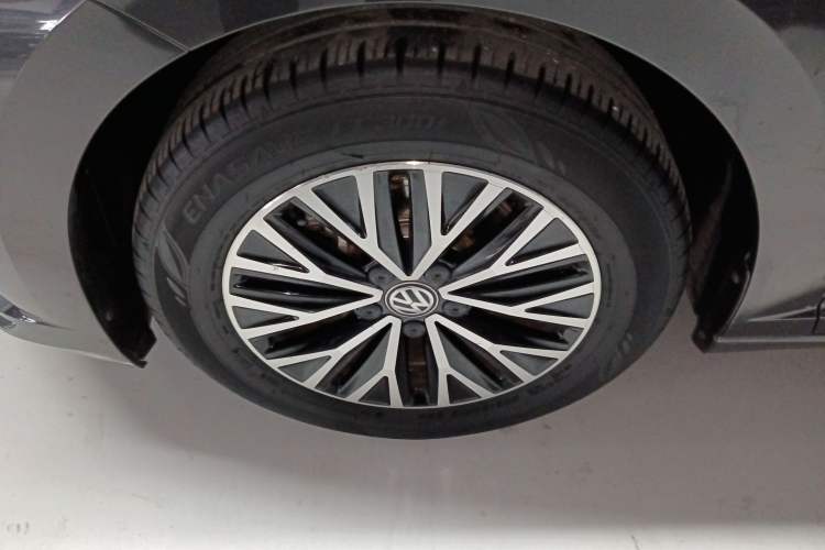 Used Volkswagen Sagitar 2020 280TSI DSG Comfort Version China VI Standard Left Front Wheel Hub