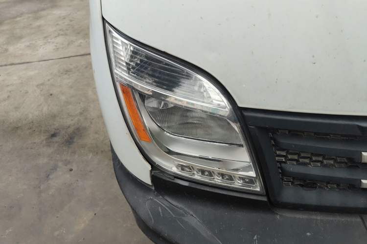 Used SAIC MAXUS Xintu V80 2019 2.5T Classic Model 6-Speed Manual Aotong Long Wheelbase Mid-Height 7-Seater