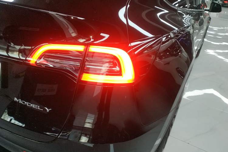 Used Tesla Model Y 2023 Long-Range All-Wheel-Drive Version Right Rear Taillight