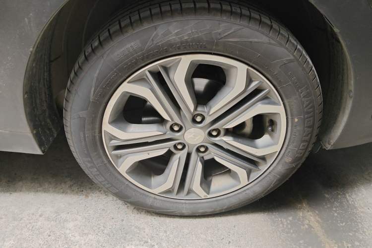 Used Hyundai Tucson 2015 1.6T Dual-Clutch Two-Wheel-Drive Leading Model Right Front Wheel Hub