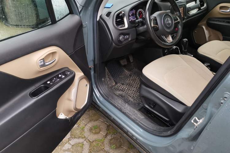 Used Jeep Renegade 2016 2.0L Automatic Four-Wheel Drive 75th Anniversary Tribute Edition Driver Seat