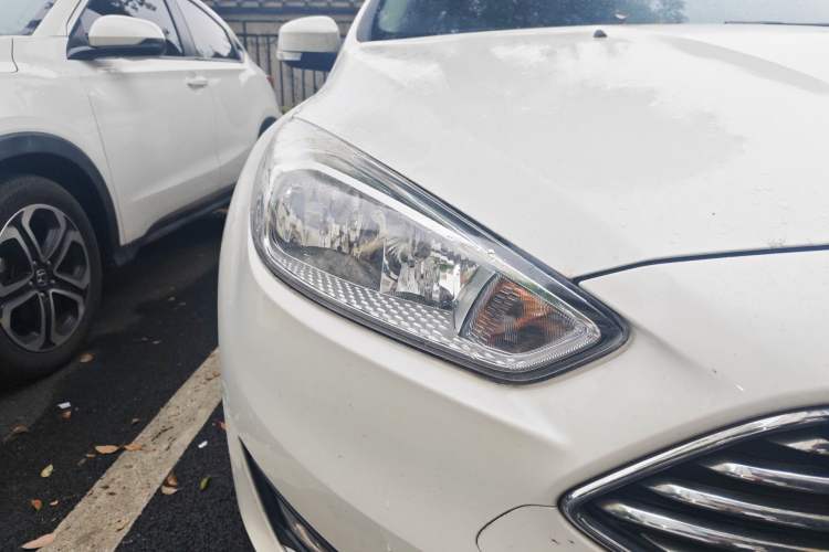 Used Ford Focus 2015 Sedan 1.6L Automatic Trend Model Right Front Headlight