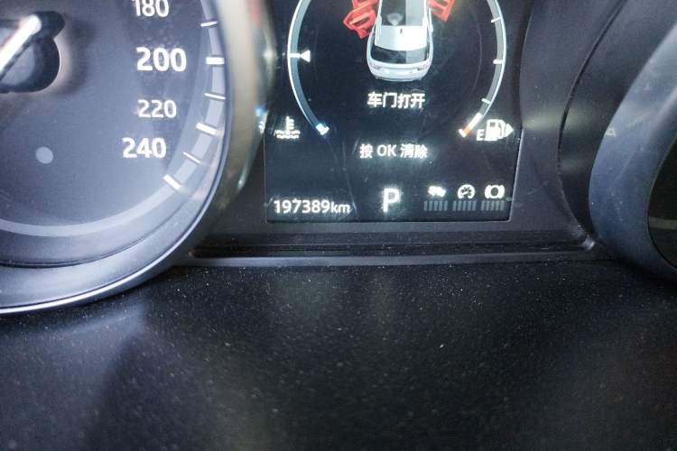 Used Land Rover Discovery Sport 2018 240 PS HSE Version Odometer Close Up