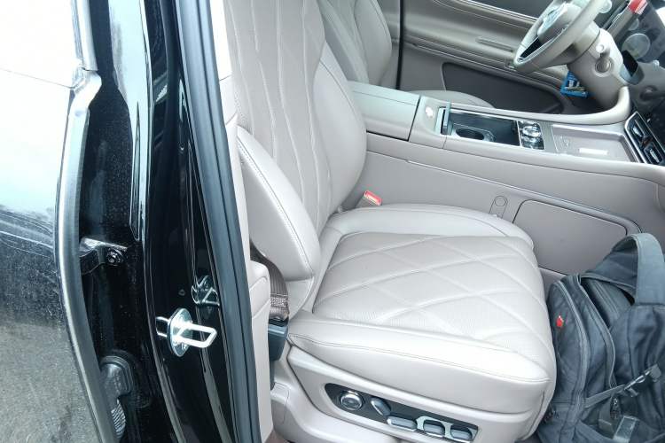 Used Hima AITO M9 2025 Extended-Range Ultra Version 52 kWh 6-Seater Right Front Seat