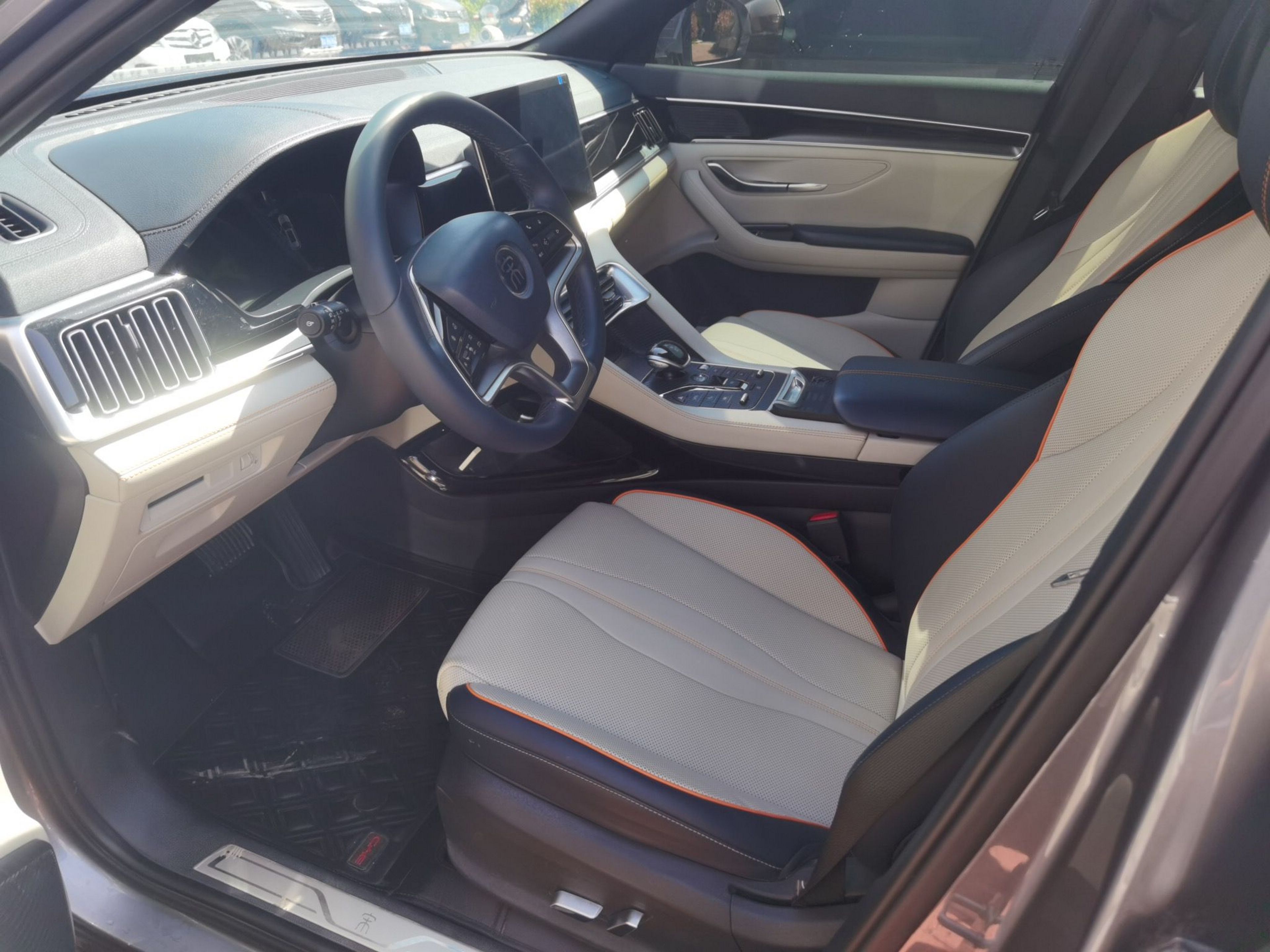 المقاعد الأمامية داخل السيارة