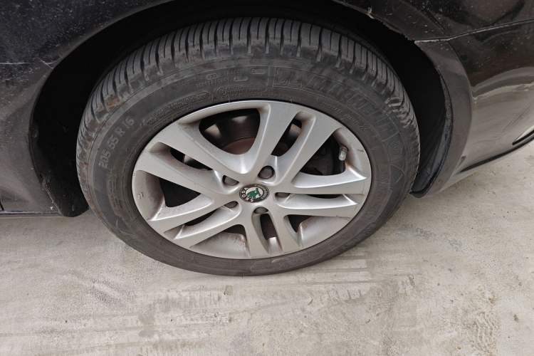 Used Skoda Octavia 2013 1.6L Automatic Yijun Edition Right Front Wheel Hub