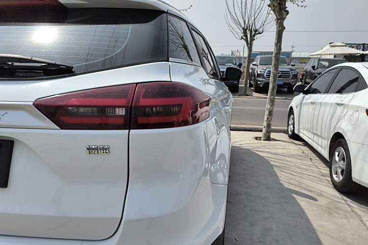 Used Geely Auto Emgrand X7 Sport 2021 Million Edition 1.8TD DCT Two-Wheel Drive Comfort Model Exterior 3